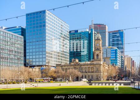 Adelaide, Südaustralien - 13. August 2019: Victoria Square in Adelaide CBD an einem hellen Tag in Richtung Nordwesten Stockfoto