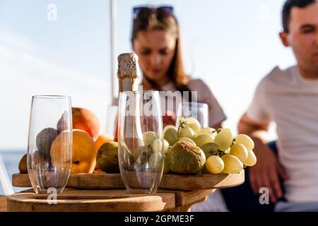 Obstschale und Flasche Champagner für ein romantisches Date auf einer Yacht Stockfoto