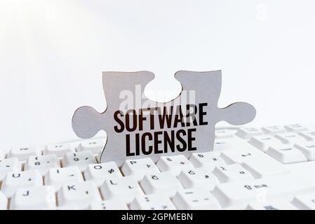 Textunterschrift mit der Softwarelizenz. Konzeptionelles fotorechtliches Instrument zur Umverteilung von Software Computer Laptop for Communication Stockfoto