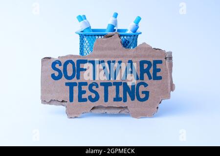 Text mit Inspiration Software Testing. Konzeptfoto Bewerten Sie die Funktionalität einer Softwareanwendung Tidy Workspace Setup Writing Desk Stockfoto