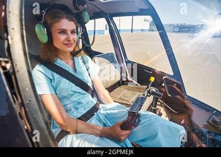 Zufrieden ruhige weibliche Pilot immer bereit, Hubschrauber fliegen Stockfoto