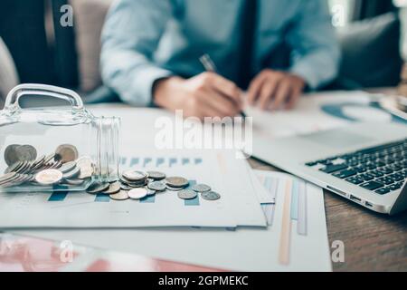 Münzen im Glas wachsen, Geld sparen für die Finanzbuchhaltung Konzept. Stockfoto
