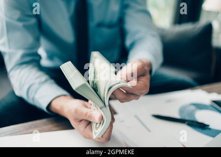Die reichen Geschäftsmänner Hände zeigen das Geld American Dollars Einkommen und Business-Konzept. Stockfoto