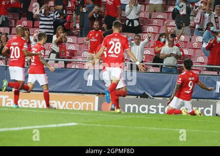 Lissabon, Portugal. September 2021. Darwin Nunez aus Benfica feiert am 29. September 2021 im Estadio da Luz in Lissabon, Portugal, mit seinen Teamkollegen das Tor nach dem UEFA Champions League-Fußballspiel der Gruppe E zwischen SL Benfica und dem FC Barcelona - Foto Laurent Lairys/DPPI Credit: DPPI Media/Alamy Live News Stockfoto