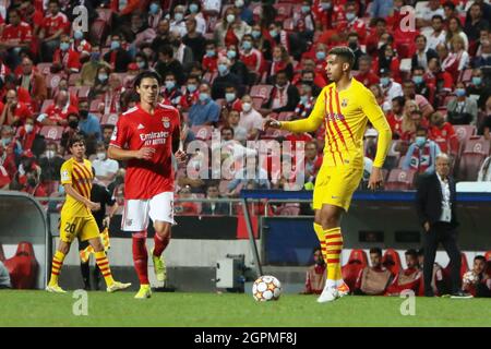 Lissabon, Portugal. September 2021. Ronald Araujo vom FC Barcelona und Darwin Nunez von Benfica während des UEFA Champions League, des Fußballspiels der Gruppe E zwischen SL Benfica und dem FC Barcelona am 29. September 2021 im Estadio da Luz in Lissabon, Portugal - Foto Laurent Lairys/DPPI Credit: DPPI Media/Alamy Live News Stockfoto