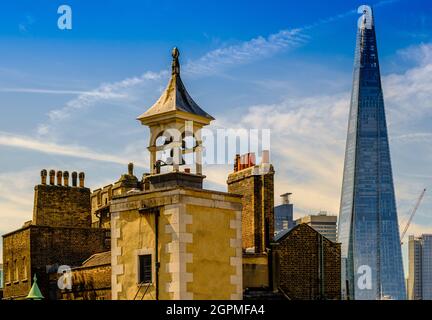 Glockenturm der St. Peter's Chapel am Tower of London, mit dem Shard im Hintergrund. Stockfoto