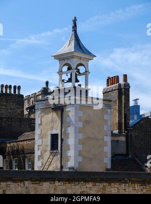 Glockenturm der St. Peter's Chapel am Tower of London, England. Stockfoto