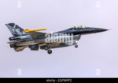 Die belgische Luftwaffe General Dynamics (SABCA) F-16AM Fighting Falcon (REG: FA-101) kommt an, um an der Flugschau teilzunehmen. Stockfoto