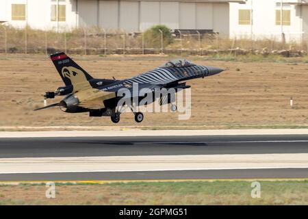 Die türkische Luftwaffe General Dynamics F-16C Fighting Falcon Solo Turk (REG: 88-0029) nimmt an einem Übungsaufgriff auf. Stockfoto