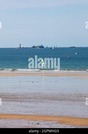 St. Malo, Frankreich - 16. September 2018: Surfer surfen am Strand entlang in Saint Malo. Bretagne, Frankreich Stockfoto