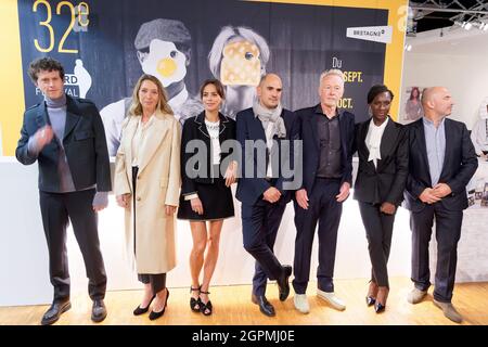 Jurymitglieder (R bis L) Mohamed Hamidi, Eye Haidara, Paul Webster, Jean des Forets, Berenice Bejo, Laura Smet, Finnegan Oldfield, nimmt am 29. September 2021 am 32. Dinard British Film Festival - Day One in Dinard, Frankreich, Teil. Stockfoto