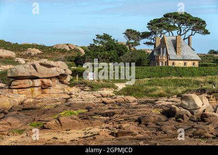 Die Felsen der rosa Granitküste Côte de Granit Rose bei Ploumanac'h, Perros-Guirec, Bretagne, Frankreich | Felsformationen des Côte de Granit r Stockfoto