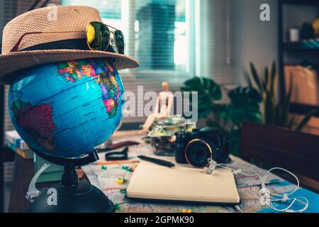 Erdglobus trägt Strohhut und Sonnenbrillen. Weltreisekonzept. Stockfoto