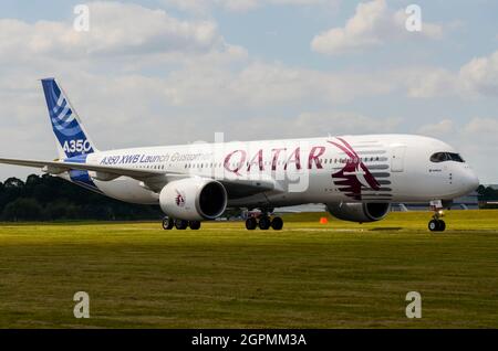 Das Airbus A350-Düsenflugzeug feiert das öffentliche Debüt des neuen Typs in Farnborough in Katar. Modernes wirtschaftliches Design. A350 XWB-Launch-Kunde Stockfoto