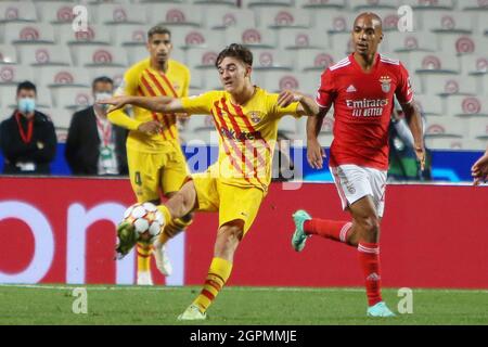 Gavi vom FC Barcelona und Joao Mario von Benfica während des UEFA Champions League, Gruppe E Fußballspiels zwischen SL Benfica und FC Barcelona am 29. September 2021 im Estadio da Luz in Lissabon, Portugal - Foto: Laurent Lairys/DPPI/LiveMedia Stockfoto