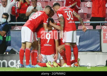 Darwin Nunez aus Benfica feiert mit seinen Teamkollegen beim UEFA Champions League-, Gruppen-E-Fußballspiel zwischen SL Benfica und dem FC Barcelona am 29. September 2021 im Estadio da Luz in Lissabon, Portugal - Foto: Laurent Lairys/DPPI/LiveMedia Stockfoto