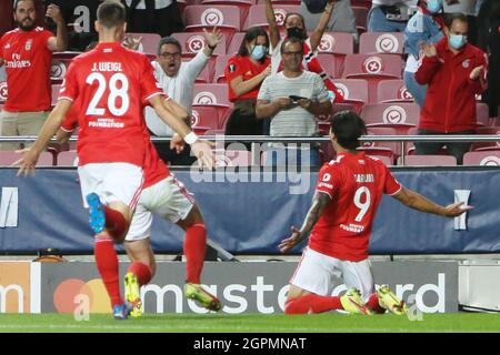 Darwin Nunez aus Benfica feiert mit seinen Teamkollegen beim UEFA Champions League-, Gruppen-E-Fußballspiel zwischen SL Benfica und dem FC Barcelona am 29. September 2021 im Estadio da Luz in Lissabon, Portugal - Foto: Laurent Lairys/DPPI/LiveMedia Stockfoto