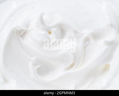 Cremige Pics in Joghurt oder Creme Oberfläche. Draufsicht. Stockfoto