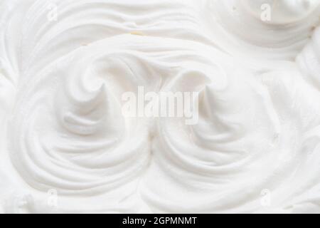 Pics und Wellen in Joghurt oder Creme Oberfläche. Draufsicht. Stockfoto