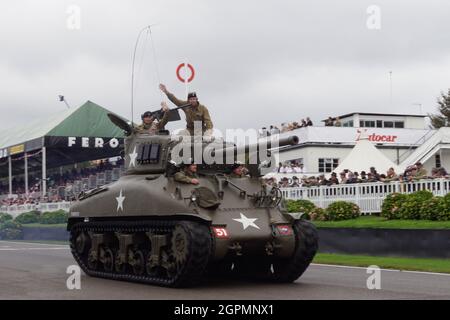 Militärfahrzeuge des 2. Weltkriegs werden während der Goodwood Revival 2021 auf dem Goodwood Motor Circuit umgestellt Stockfoto