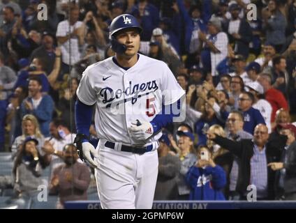 Los Angeles, USA. September 2021. Corey Seager von Los Angeles Dodgers kehrt zum Dugout zurück, nachdem er am Mittwoch, den 29. September 2021, im Dodger Stadium in Los Angeles einen siegreichen Zweikampf-Heimlauf gegen die San Diego Padres im unteren Bereich des achten Spieles bestiegen hat. Die Dodgers besiegten die Padres 11-9. Foto von Jim Ruymen/UPI Credit: UPI/Alamy Live News Stockfoto