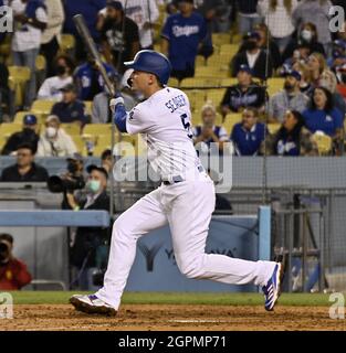 Los Angeles, USA. September 2021. Corey Seager von Los Angeles Dodgers trifft am Mittwoch, den 29. September 2021, im Dodger-Stadion in Los Angeles einen siegreichen Zweierlauf im achten Platz gegen die San Diego Padres. Die Dodgers besiegten die Padres 11-9. Foto von Jim Ruymen/UPI Credit: UPI/Alamy Live News Stockfoto
