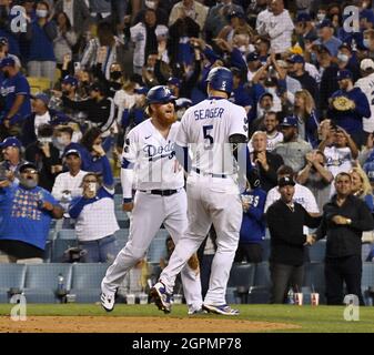 Los Angeles, USA. September 2021. Justin Turner (10) und Corey Seager (5) von Los Angeles Dodgers feiern am Mittwoch, den 29. September 2021, im Dodger Stadium in Los Angeles den siegreichen zweiläufigen Heimlauf von Seager im unteren Teil des achten Spiels gegen die San Diego Padres. Die Dodgers besiegten die Padres 11-9. Foto von Jim Ruymen/UPI Credit: UPI/Alamy Live News Stockfoto