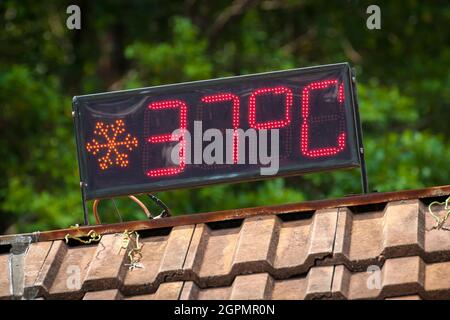 Ein LED-Schild in Discovery Bay, Lantau Island, Hongkong, zeigt eine Lufttemperatur von 37 Grad Celsius (98.6 Fahrenheit) an Stockfoto