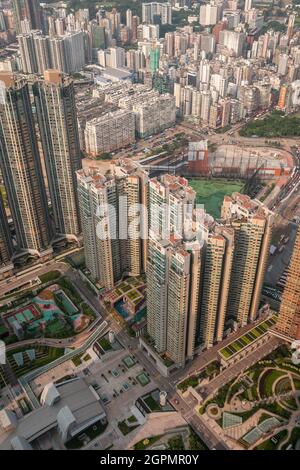 Die Hochhäuser der Wohntürme am Union Square, West Kowloon, Hongkong, vom 106. Stock des ICC im Jahr 2009 aus gesehen: (l-r) Sorrento, The Waterfront Stockfoto