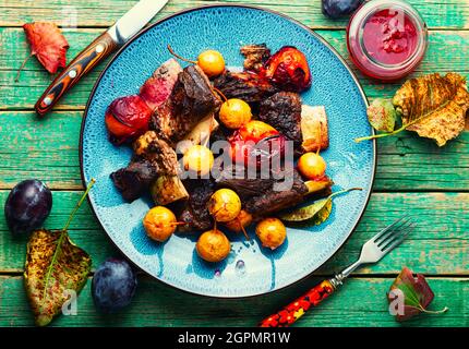 In Pflaumen und Birnen gebackene Rinderrippen.in Obstsoße gegrillte Fleischrippen.Herbstfutter Stockfoto