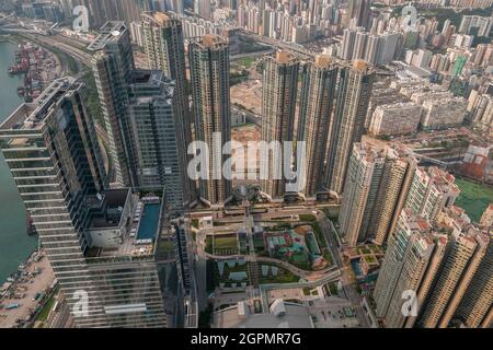 Die hohen Wohntürme des Union Square, West Kowloon vom 106. Stock des ICC im Jahr 2009 aus gesehen: (l-r) The Cullinan, Sorrento, The Waterfront Stockfoto