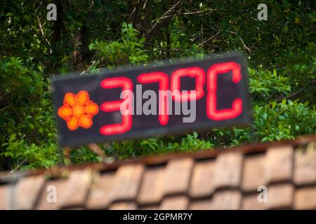 Ein LED-Schild in Discovery Bay, Lantau Island, Hongkong, zeigt eine Lufttemperatur von 37 Grad Celsius (98.6 Fahrenheit) an Stockfoto