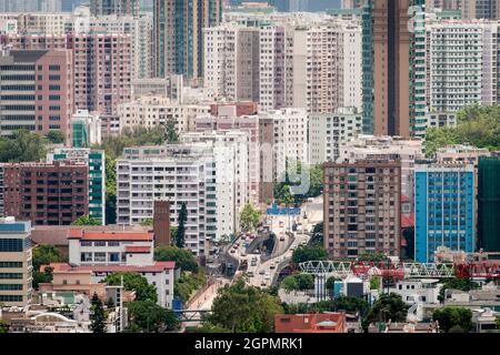 Teleansicht nach Süden, von einem Wohnblock in Beacon Hill, auf Kowloon Tong und Ho man Tin in Kowloon, Hongkong, im Jahr 2009 Stockfoto