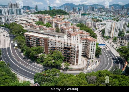 Die Waterloo Road klettert 2009 von der flachen Halbinsel Kowloon auf den Beacon Hill, wobei sich die Insel Hongkong in der Ferne befindet Stockfoto