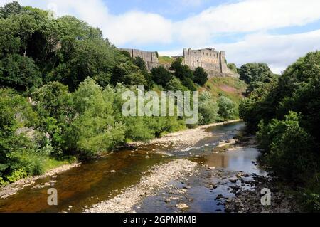 Teil der Ruinen von Richmond Castle, die sich über dem Fluss Swale in Richmond, Yorkshire, England, erheben Stockfoto