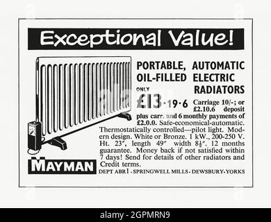 Ein Werbespot aus den 1960er Jahren für einen ölgefüllten, tragbaren Mayman-Elektroheizkörper, der in Großbritannien verkauft wird. Die Anzeige erschien in einer Zeitschrift, die im Oktober 1962 in Großbritannien veröffentlicht wurde. Ein Ölheizer, auch bekannt als ölgefüllter Heizer, ölgefüllter Heizkörper oder Säulenheizer, ist eine gängige Form von Konvektionsheizungen, die in der häuslichen Heizung verwendet werden. Obwohl es mit Öl gefüllt ist, wird es elektrisch mit einem Element erhitzt, das das zirkulierende Öl aufheizt – es wird kein Öl verbrannt. Die Mayman-Heizung wurde in Dewsbury, West Yorkshire, England, Großbritannien, hergestellt – Vintage-Grafiken aus den 1960er Jahren. Stockfoto