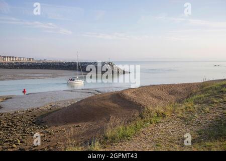 Eine Yacht, die den souveränen Hafen in eastbourne East sussex verlässt Stockfoto