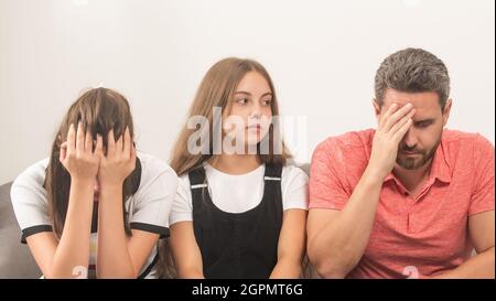 Elternrechte. Kind zwischen Mutter und Vater. Familientherapie. Eltern mit Kind Probleme Stockfoto