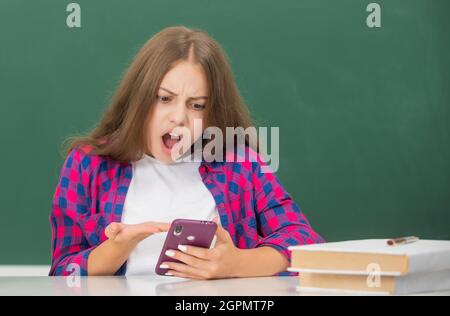 Schockiert Kind tippen und SMS. sms und Instant Messaging. Stockfoto