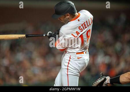 San Francisco Giants zweiter Baseman Tommy La Stella (18) Singles während des sechsten Inning gegen die Arizona Diamondbacks in San Francisco, Dienstag, den 28. September 2021. (Bild: Sport/Neville Guard) Stockfoto