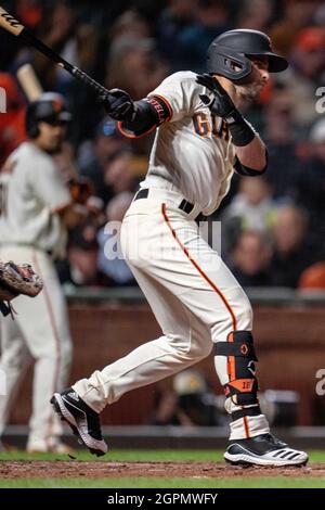 San Francisco Giants zweiter Baseman Tommy La Stella (18) Singles während des siebten Inning gegen die Arizona Diamondbacks in San Francisco, Mittwoch, 29. September 2021. (Bild: Sport/Neville Guard) Stockfoto