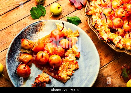 Stücke von Birnenkuchen auf dem Teller.hausgemachte Obstkuchen.Birnenkuchen.Herbstdessert. Stockfoto