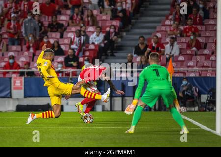 Lissabon, Portugal. September 2021. Darwin Nunez von SL Benfica und Ronald Araujo vom FC Barcelona in Aktion beim UEFA Champions League-Spiel der Gruppe E zwischen SL Benfica und dem FC Barcelona im Estádio do Sport Lisboa e Benfica.Endstand; Benfica 3:0 Barcelona. (Foto von Henrique Casinhas/SOPA Images/Sipa USA) Quelle: SIPA USA/Alamy Live News Stockfoto