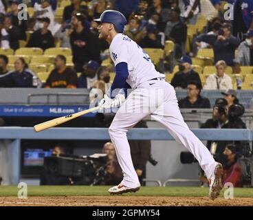 Los Angeles, USA. September 2021. Cody Bellinger von Los Angeles Dodgers trifft im achten Inning gegen die San Diego Padres einen Solo-Heimlauf, um am Mittwoch, den 29. September 2021, im Dodger Stadium in Los Angeles die Punktzahl 9-9 zu erreichen. Die Dodgers besiegten die Padres 11-9. Foto von Jim Ruymen/UPI Credit: UPI/Alamy Live News Stockfoto