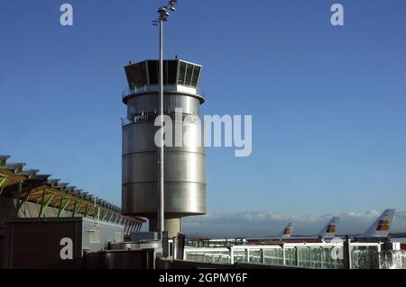 Der Bodenkontrollturm am Terminal T4S des Flughafens Adolfo Suarez Madrid-Barajas, dem wichtigsten internationalen Flughafen, der Madrid in Spanien bedient Stockfoto