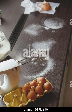 Eier, Mehl und Mixer in der heimischen Küche für Torten und Desserts für die Familie. Stockfoto