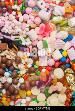 Vielzahl von Milchschokolade und Gelee Zucker Gummibonbons und Bonbons als Hintergrund zu verwenden. Makro Stockfoto