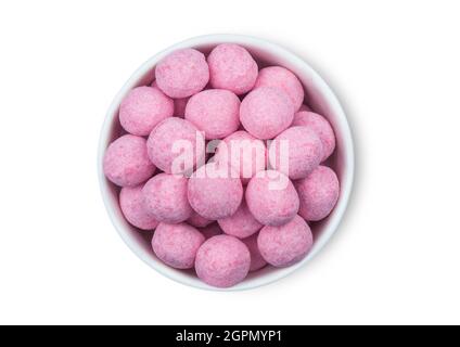 Runde Bonbons aus Himbeer-Erdbeer-Bonbons in weißer Keramikplatte auf weißem Hintergrund. Draufsicht Stockfoto