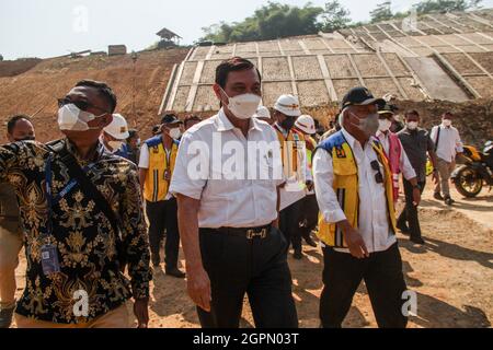 Cileunyi, Indonesien. September 2021. Der koordinierende Minister für maritime Angelegenheiten und Investitionen, Luhut Binsar Pandjaitan (zweite links), der Minister für Bau- und Wohnungswesen, Basuki Hadimuljono (rechts), überprüft das Cisumdawu toll-Projekt im Regency Sumedang. Während eines Arbeitsbesuchs in West-Java hatten die drei Minister Gelegenheit, das Austauschprojekt Cileunyi und das Nationale strategische Projekt der Mautstraße Cileunyi-Sumedang-Dawuan (Cisumdawu) zu überprüfen. Kredit: SOPA Images Limited/Alamy Live Nachrichten Stockfoto