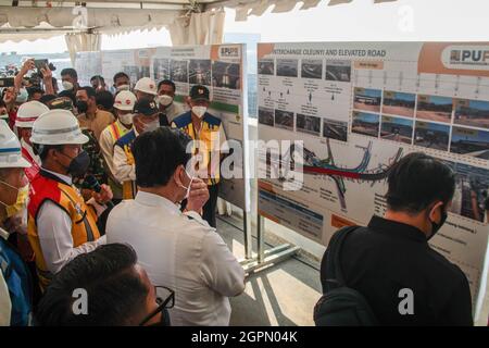 Cileunyi, Indonesien. September 2021. Der koordinierende Minister für maritime Angelegenheiten und Investitionen, Luhut Binsar Pandjaitan, Und PUPR-Minister Basuki Hadimuljono hörte sich die Erklärung der Arbeitseinheit an, während sie das Cileunyi Interchange-Projekt im Regency Bandung durchging.während eines Arbeitsbesuchs in West-Java hatten die drei Minister die Gelegenheit, das Cileunyi-Austauschprojekt und das Nationale strategische Projekt der Mautstraße Cileunyi-Sumedang-Dawuan (Cisumdawu) zu besprechen. Kredit: SOPA Images Limited/Alamy Live Nachrichten Stockfoto